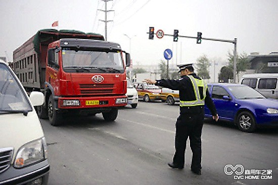 長春交警嚴(yán)查貨車違法 請車主按規(guī)范整改車輛 商用車之家