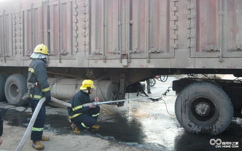 半掛車爆胎 商用車