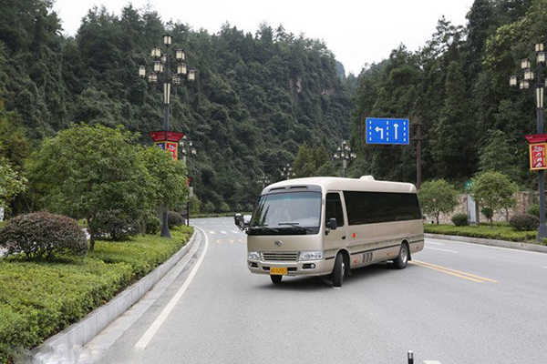 采用流線型車身設(shè)計，莊重典雅，彰顯精致經(jīng)典，可選高檔金屬烤漆，靚麗、奢華足以成為你的心動之選。 商用車之家