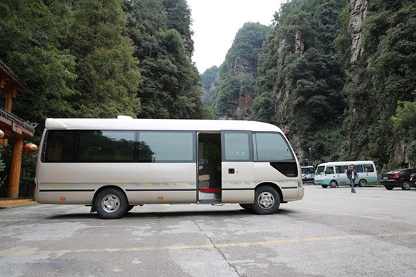 側(cè)圍裝飾條不但有效保護(hù)車身側(cè)圍受到意外摩擦，同時增添車身側(cè)圍美觀性 商用車