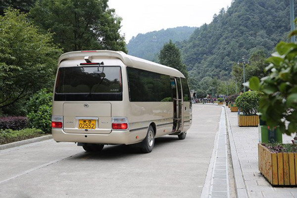 前后玻璃均采用黑帶處理，整體視覺優(yōu)雅尊貴 江淮寶斯通