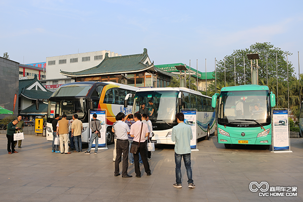 領(lǐng)導及嘉賓參觀福田歐輝展車.png