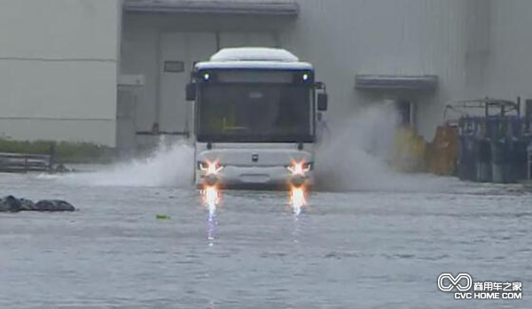 亞星新JS6851純電動客車涉水實(shí)驗(yàn)凸顯品質(zhì)