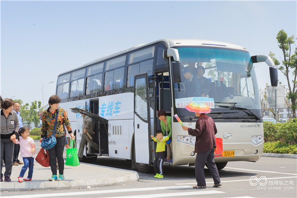 走下園博會專線車，游客們的內(nèi)心滿是期待.jpg